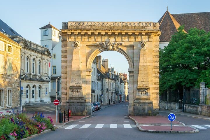 Saint Nicholas Gate: The majestic 18th century triumphant gate, marking the northern entrance to the city.