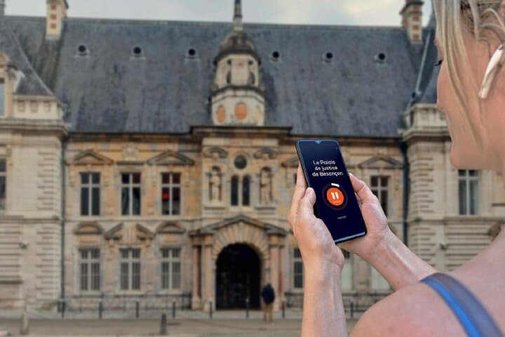 Visit of Besançon in freedom: In the courtyard of the Palais Granvelle, magnificent witness of Renaissance architecture.