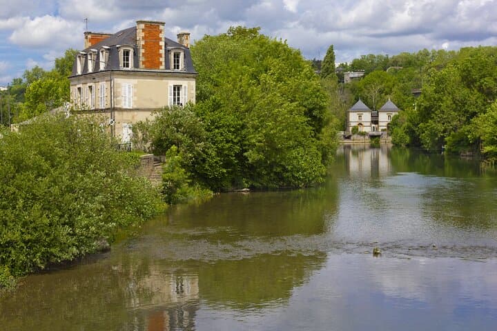 Les Bords du Clain: A bucolic walk along the river, at the foot of the historic plateau.