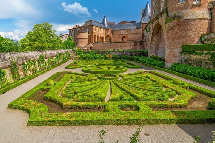 Jardin des Plantes: Green walk in front of the Natural History Museum.
