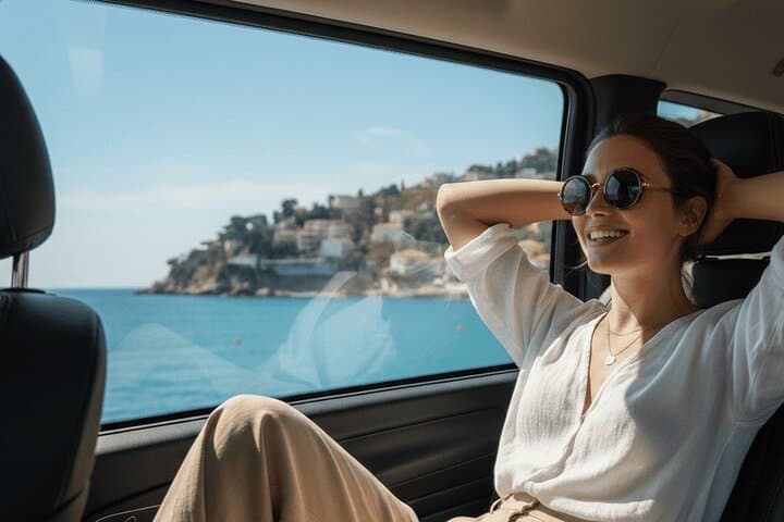 Relax and enjoy the scenery with our premium private chauffeur service. / Détendez-vous et admirez le paysage grâce à notre service de chauffeur privé premium.