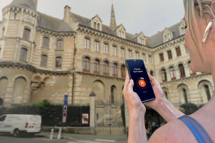 Visit of Angers in freedom: Stroll through the courtyard of the Logis Barrault (Museum of Fine Arts), jewel of the Renaissance.