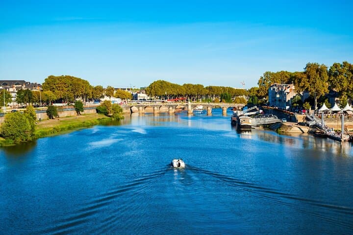 Les Bords de Maine: Soothing panorama of the river and the Doutre district.