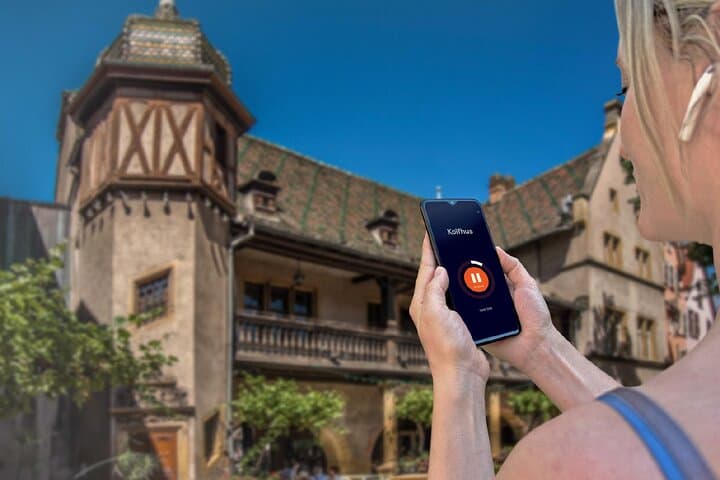 Visit of Colmar on the loose: In front of the Pfister House, admiring its wooden galleries and murals.
