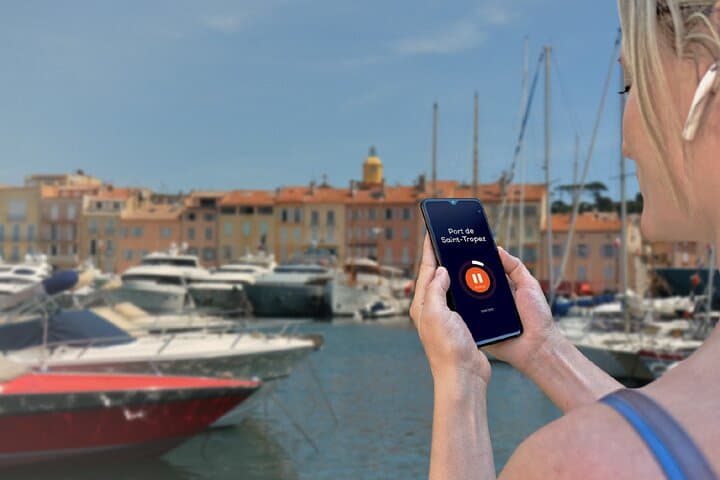 Visit of Saint-Tropez in freedom: On the quays of the Old Port, admiring yachts and colorful facades.