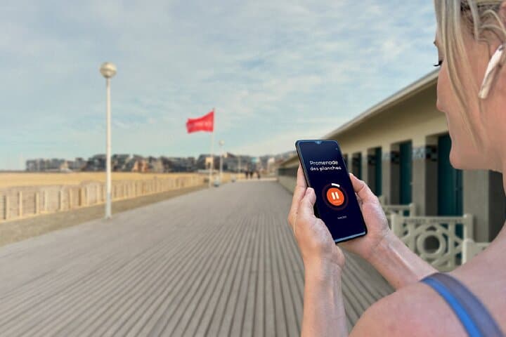 Visit of Deauville on the loose: On the mythical Planks, along the beach cabins named after Hollywood stars.