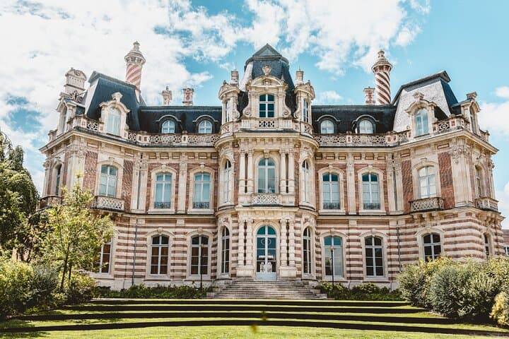 Château Perrier: This architectural jewel houses the Champagne Wine Museum and Regional Archaeology.