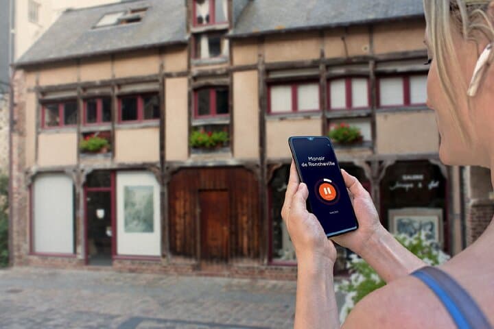 Visit of Honfleur en Libre: Admiring the medieval wood-framed facades in the Sainte-Catherine district.
