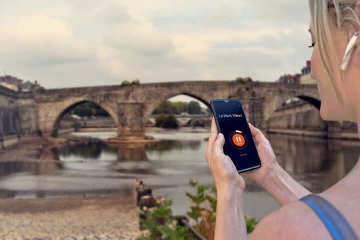 Visit of Laval in freedom: In front of the Old Bridge, emblematic monument connecting the two banks since the 13th century.