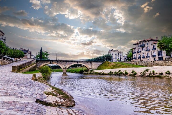 Les Rives de la Midouze: The peaceful charm of the confluence, where old stones are reflected in the water.