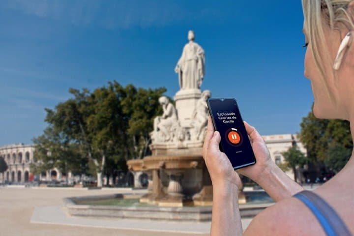 Visit of Nîmes in freedom: On the Esplanade Charles-de-Gaulle, facing the majestic Pradier Fountain, symbol of the city.