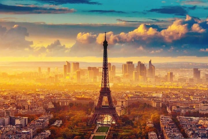 Eiffel Tower Tour up to the Summit by Lift with a Private Guide