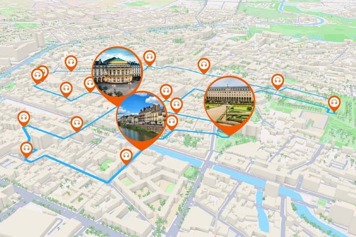 Full tour: An immersion in the historic heart, mixing medieval remains and classical architecture.