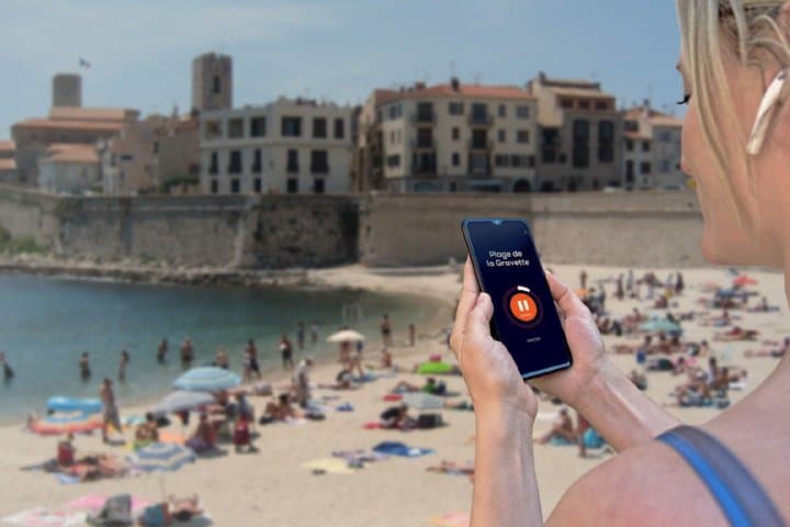 Visit of Antibes in freedom: Relaxation break on the Beach of Gravette, nestled at the foot of the medieval ramparts.