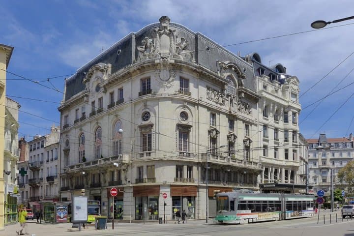 19th century architecture: The elegant bourgeois facades that line the main avenues and squares of the city center.