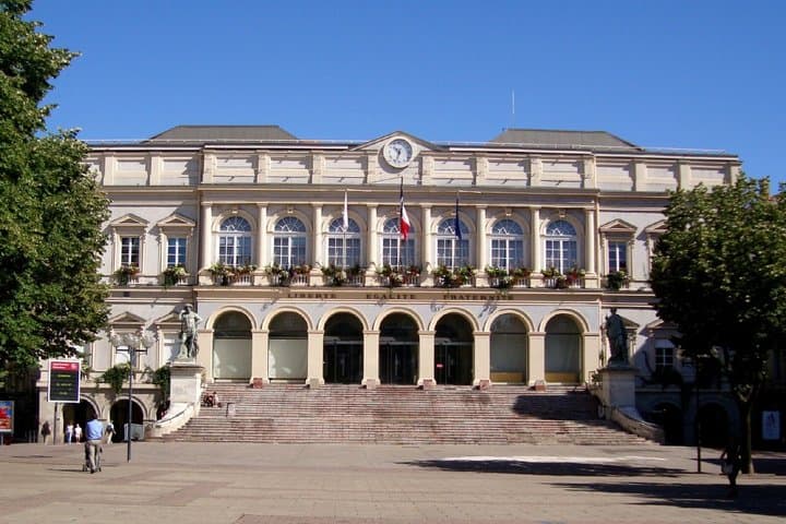 City Inn: The majestic town hall designed by architects Boileau and Mercier, symbol of the city’s industrial power.