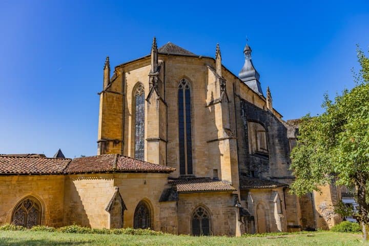 Saint-Sacerdos Cathedral: The Gothic architecture of this imposing building, witness to the religious history of Périgord.