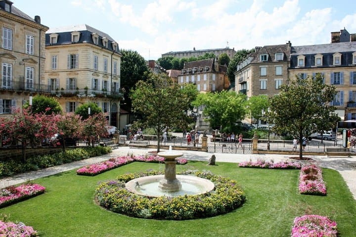 Place de la Grande Rigaudie: A green break in front of the Courthouse, admiring the elegance of the Sardean facades.