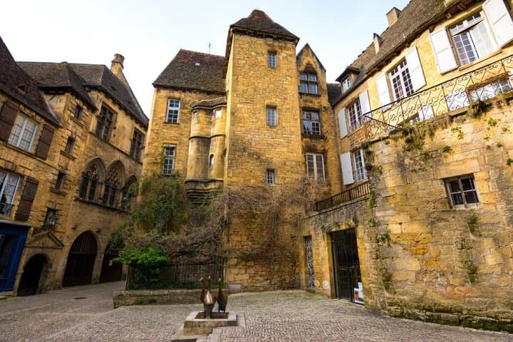 Hôtels Individuals & Ruelles: The timeless charm of the inner courts, such as the Courtyard of Fountains or the Manor of Gisson, typical of the old Sarlat.
