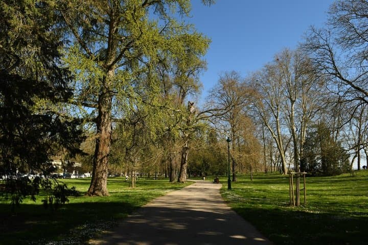 Parks Napoleon III: A break of freshness and serenity under the centuries-old trees of these huge English parks.