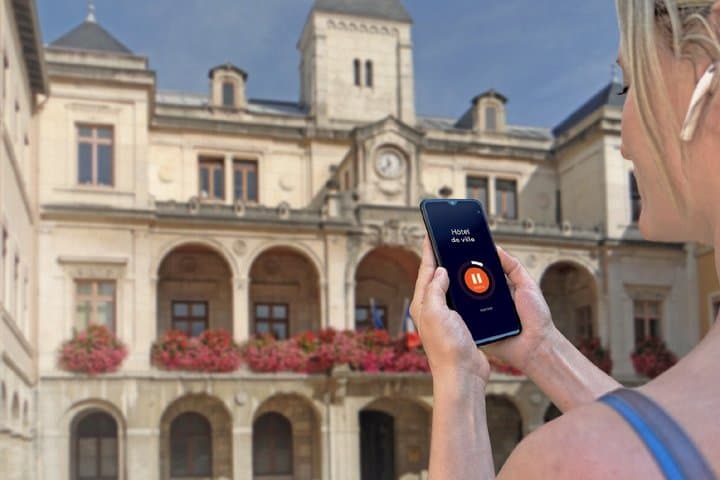 Free Vienna Tour: On the lively square facing the elegant City Inn and its historic arcades.