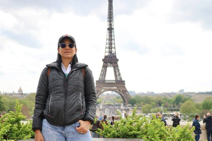 Eiffel Tower Tour in Spanish with Elevator and Top Optional