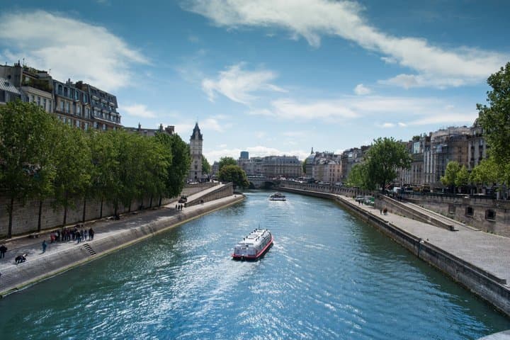 Private Guided Seine Cruise With Champagne