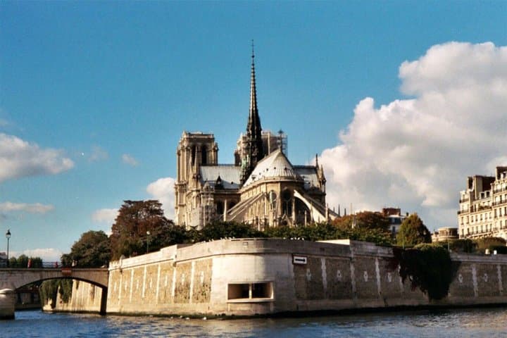 Private Paris 3 Hours City Tour by Minivan with Champagne