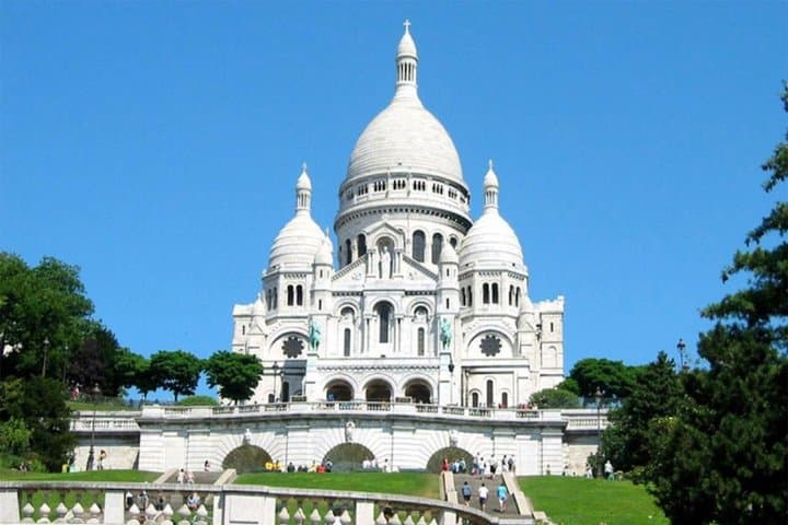 Private Paris 3 Hours City Tour by Minivan with Champagne