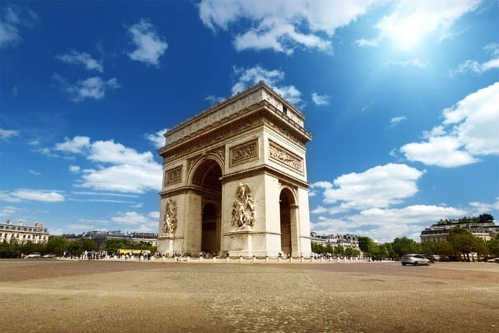 Private Paris 3 Hours City Tour by Minivan with Champagne