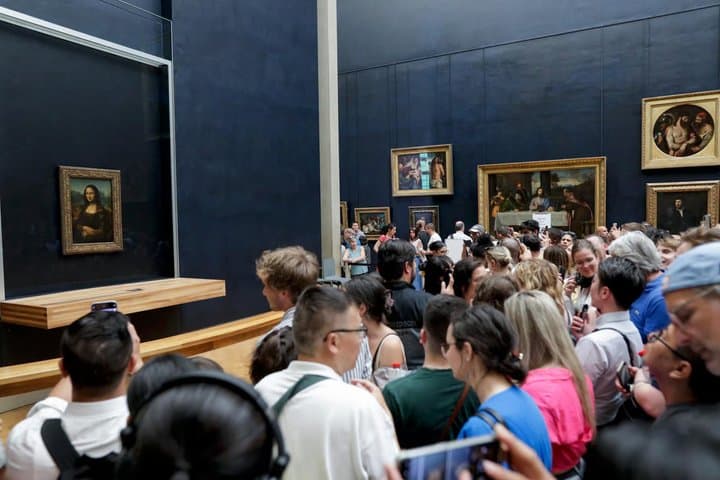 Louvre Museum : Exterior Walking Tour and Timed‑Entry Ticket