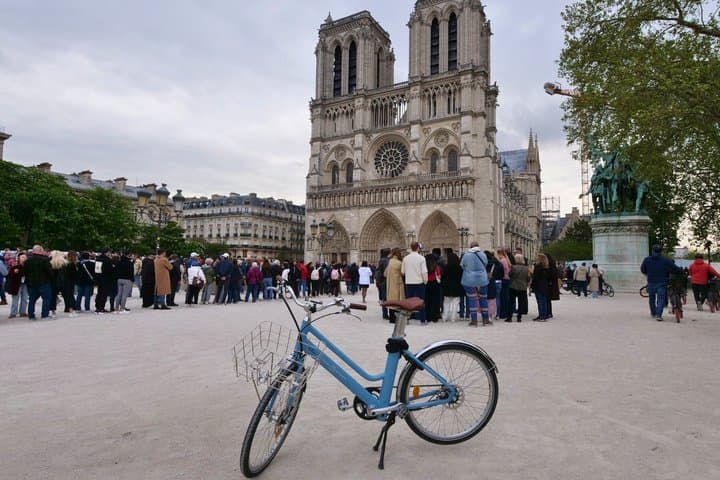 Premium Paris Vineyard Experience by E-Bike: Wine Tasting Tour