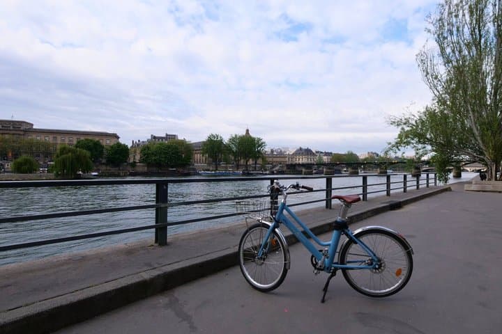 Premium Paris Vineyard Experience by E-Bike: Wine Tasting Tour