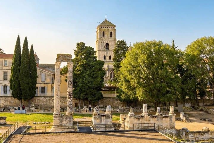 Hello Arles: Private 2-Hour Intro City Walk with Local Guide
