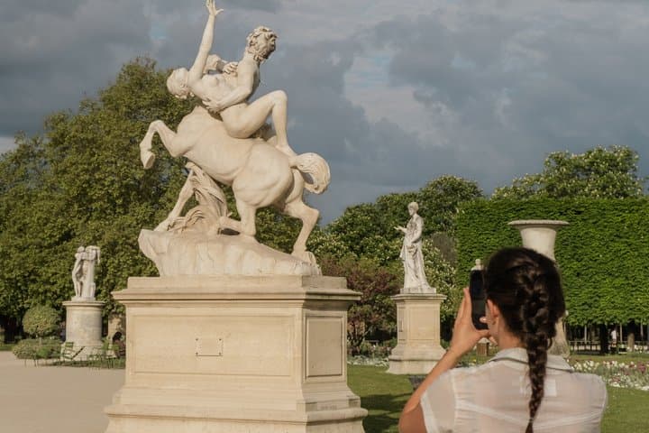 Paris: Royal Squares, Louvre Gardens & City Highlights Tour