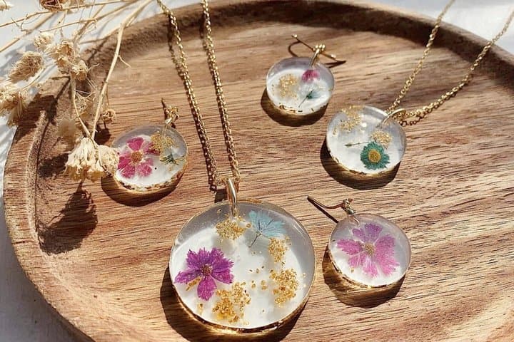 45 minute Resin Jewelry Making Workshop in Paris