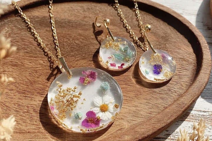 45 minute Resin Jewelry Making Workshop in Paris