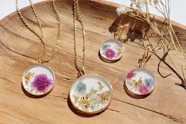 45 minute Resin Jewelry Making Workshop in Paris
