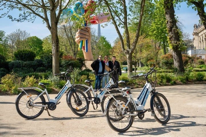 Private 2.5-Hour Paris E-Bike Highlights Tour