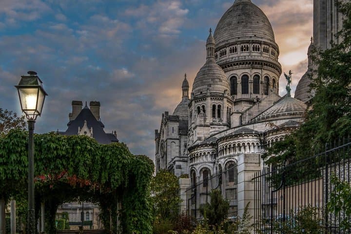 Paris Montmartre Walking Tour: Moulin Rouge to Sacré-Cœur