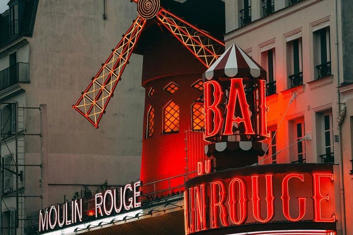 Paris Montmartre Walking Tour: Moulin Rouge to Sacré-Cœur