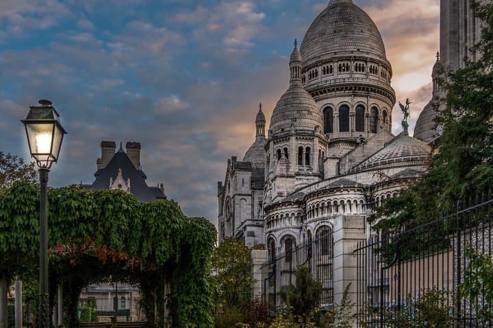 Paris Montmartre Walking Tour: Moulin Rouge to Sacré-Cœur