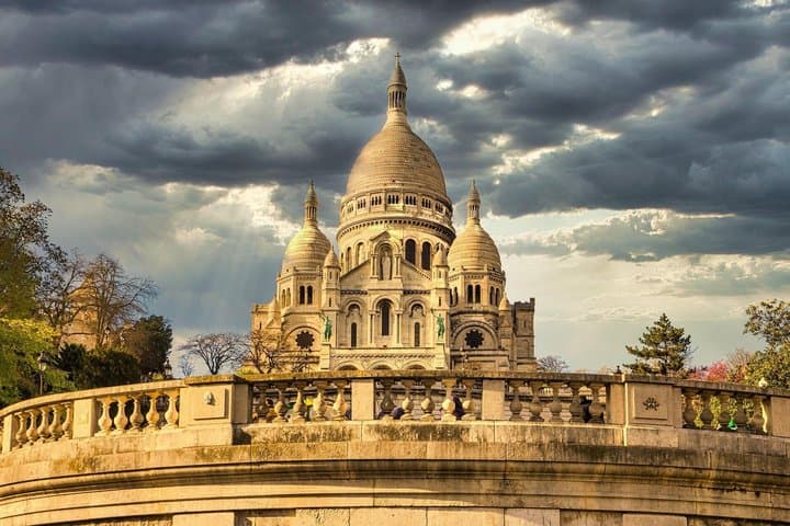 Paris Montmartre Walking Tour: Moulin Rouge to Sacré-Cœur