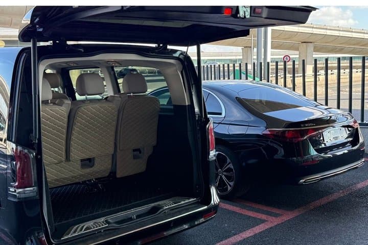 Private Transfer between Paris and CDG or Orly Airport