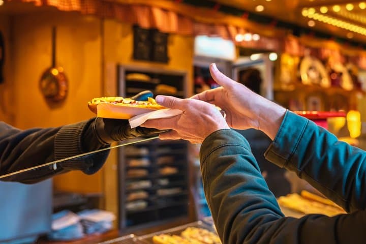 Paris: Montmartre Crime and Food Tasting Walking Tour