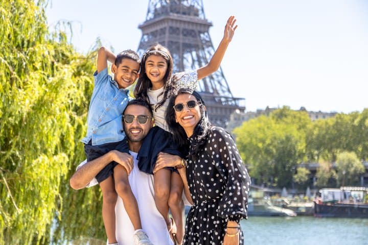 Fun & Professional Eiffel Tower Photoshoot in Paris