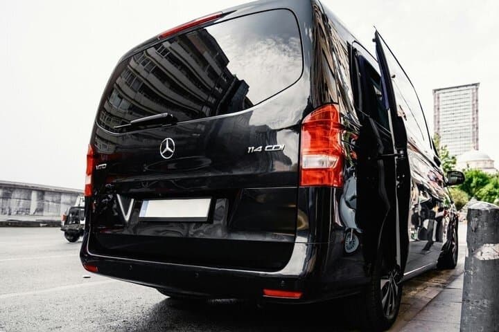 Private transfer from Paris to Beauvais Airport 8 people