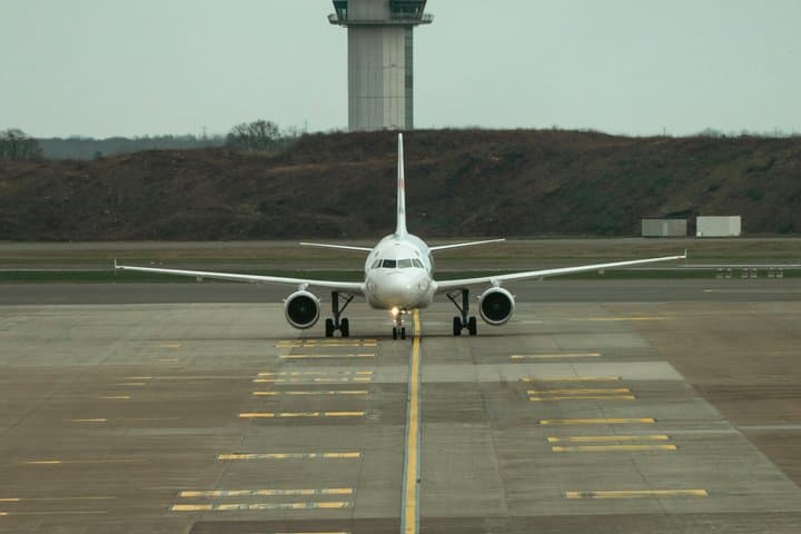 Private transfer from Paris to Beauvais Airport 8 people