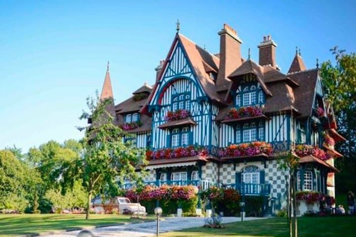 Private chauffeur service from Paris to Normandy 5 am or 10 am
