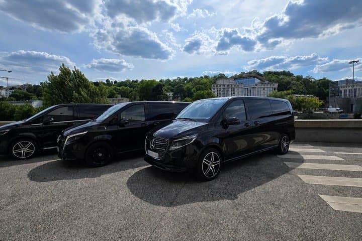 Paris Orly Airport Private Transfer Premium Van and Sedan 24sur7